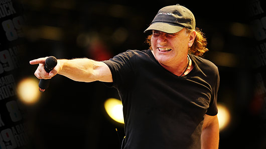 Brian Johnson, do AC/DC, revela que seu primeiro disco foi um de Bob Dylan, que ele furtou