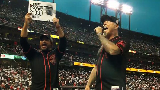 Metallica Night: James Hetfield canta para uma das lendas do beisebol