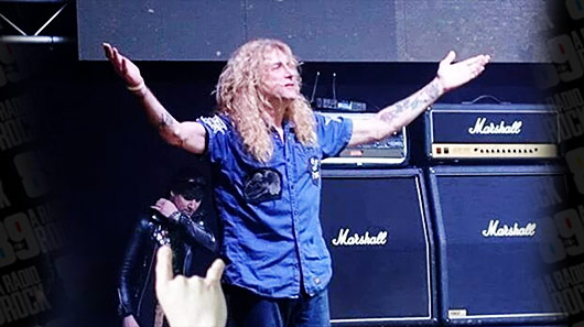 Após facada na barriga, Steven Adler retorna aos palcos