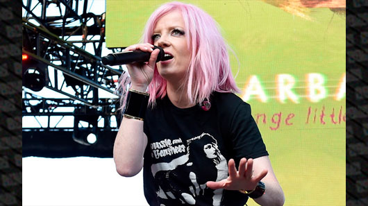 Shirley Manson, do Garbage, cai do palco e continua show