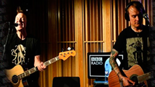 Blink-182 tocam novo single e versão acústica de “All The Small Things” em rádio britânica