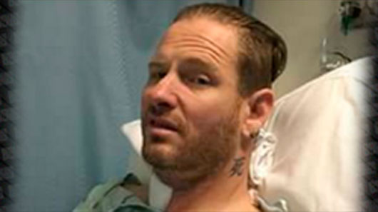 Corey Taylor faz cirurgia nos joelhos e compartilha foto de sua recuperação