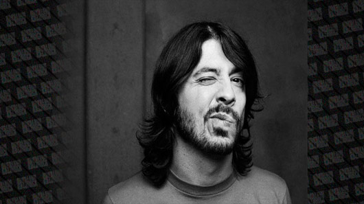 Foo Fighters faz cover do Bee Gees, com Dave Grohl cantando ao estilo Bee Gees