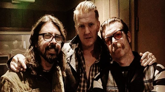 Vem coisa boa por aí: Dave Grohl, Josh Homme e Jesse Hughes juntos no estúdio