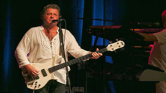 John Wetton é homenageado durante o Super Bowl