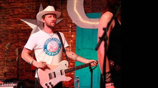 Chris Shiflett, do Foo Fighters, disponibiliza mais uma música country