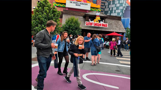 Brad Pitt passeia com filhos de Chris Cornell em parque temático