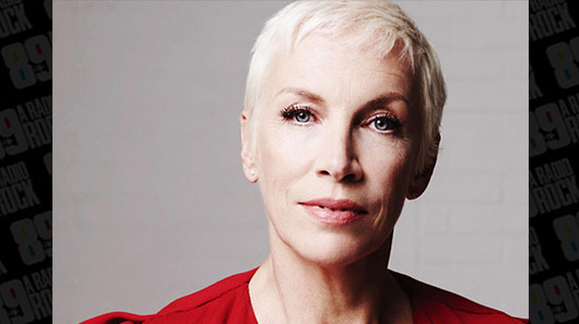 Rádio de Los Angeles trata Annie Lennox, vocalista do Eurythmics, como iniciante