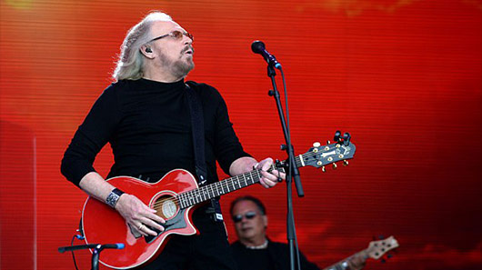 Barry Gibb, ex-Bee Gees, espera trabalhar com Liam e Noel Gallagher