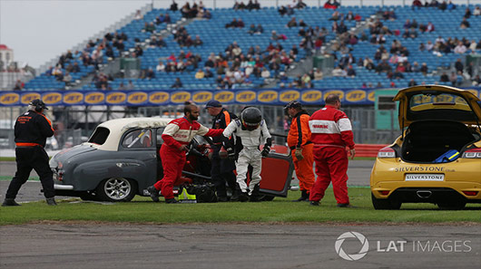 Brian Johnson sofre acidente durante corrida na Inglaterra