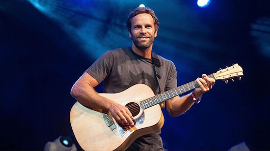 Jack Johnson está de música nova; ouça “The Captain is Drunk”