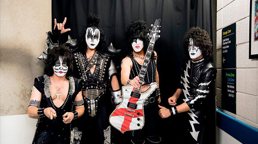 Kiss doa guitarra de Paul Stanley para hospital infantil de Manchester