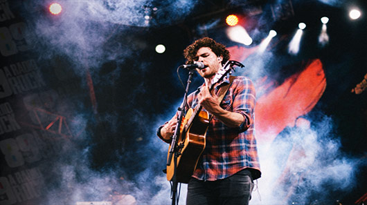 Vance Joy disponibiliza clipe de novo single com atriz da série “Westworld”