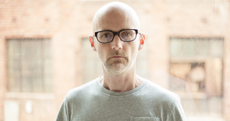 Moby anuncia álbum com orquestra e libera nova versão de “Porcelain”