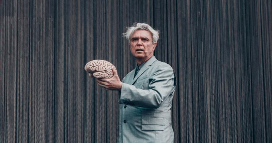 David Byrne faz show  performático no palco do Lollapalooza