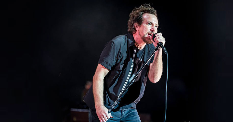 Pearl Jam toca sucessos, música nova, Pink Floyd e recebe no palco criador do Lollapalooza