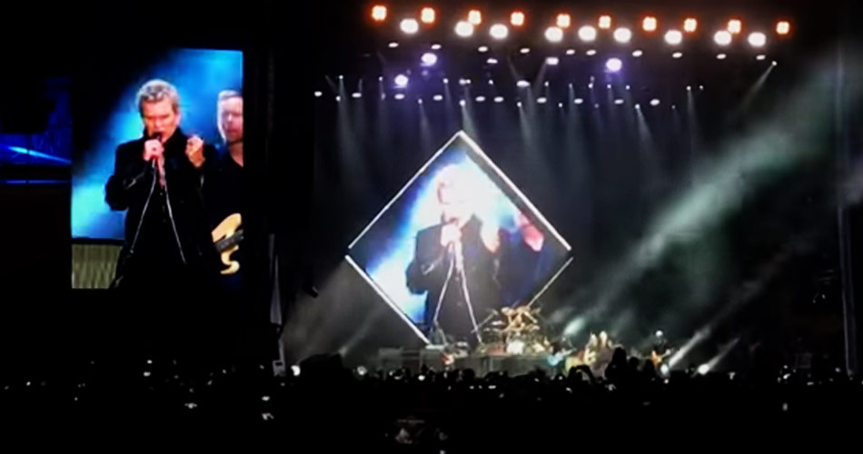 Foo Fighters leva John Travolta e Billy Idol para o palco