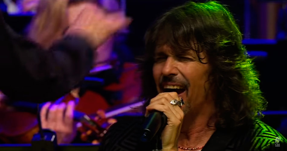 Veja performance do Foreigner em “Say You Will” com acompanhamento de coral e orquestra