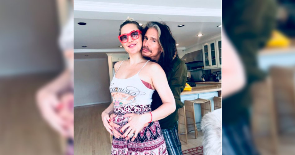 Kate Hudson exibe gravidez ao lado de Steven Tyler