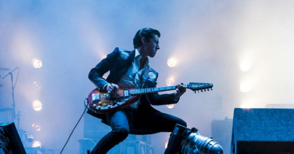 Arctic Monkeys faz 1º show em 4 anos e estreia novas músicas