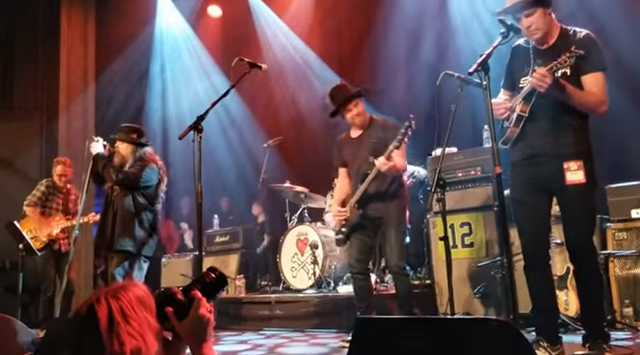 Vídeo: Mother Love Bone se apresenta em evento beneficente de Seattle