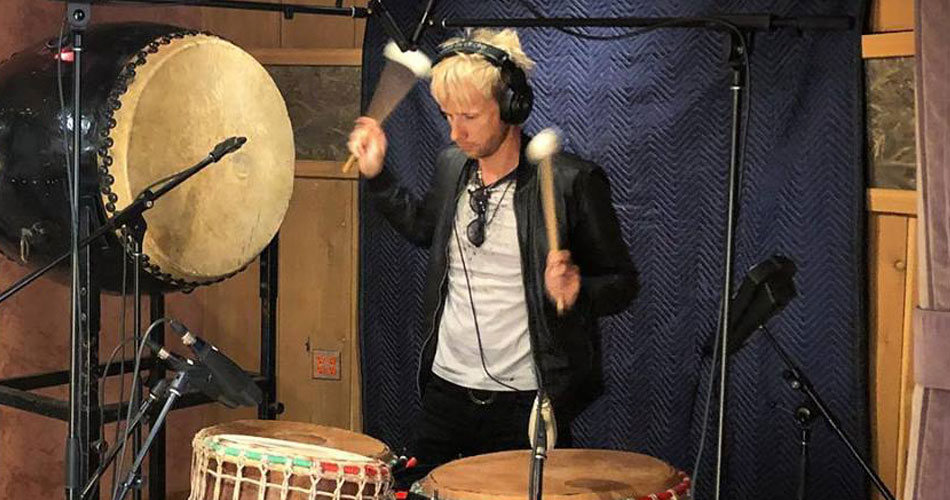 Muse publica foto e vídeo de Dominic Howard em estúdio