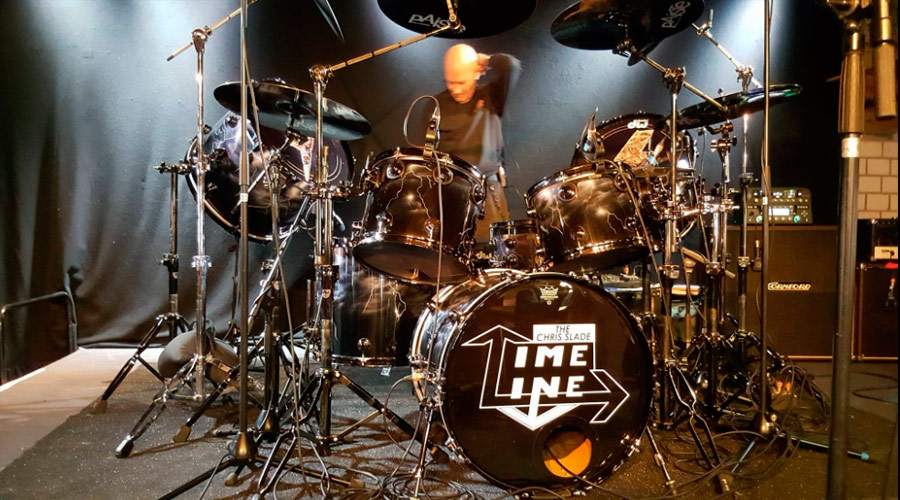 Veja performance da The Chris Slade Timeline, banda comandada pelo baterista do AC/DC