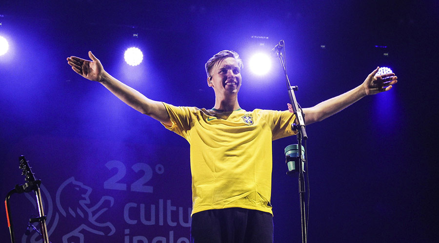 George Ezra “bate um bolão” no Cultura Inglesa Festival