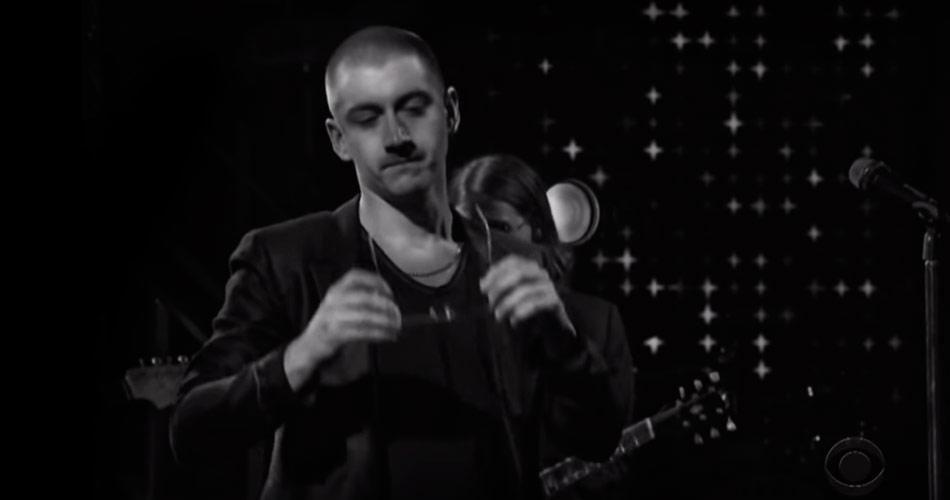 Alex Turner, do Arctic Monkeys, aparece careca em programa de TV