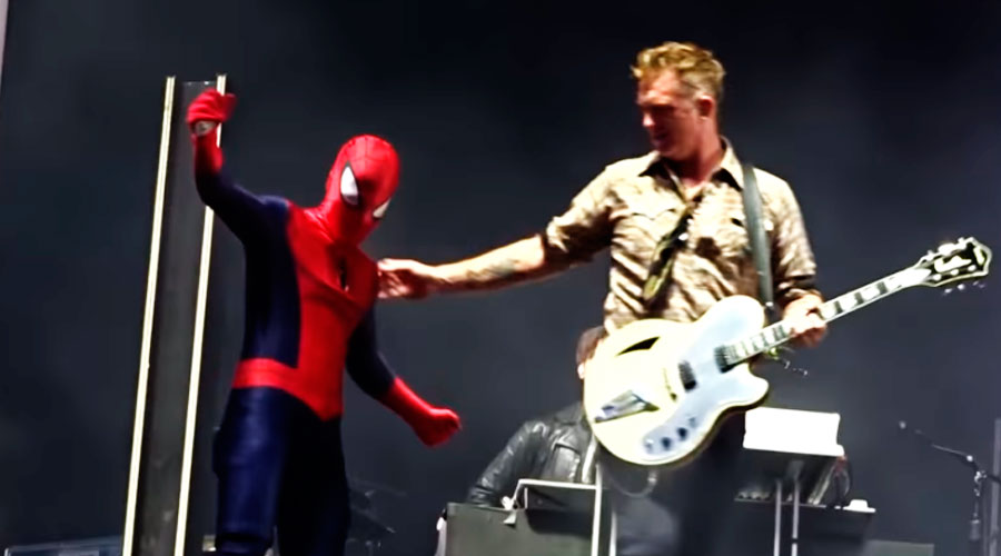 Homem Aranha participa de show do Queens Of The Stone Age