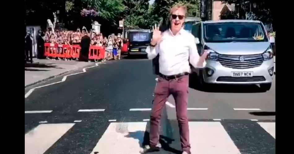 Vídeo: Paul McCartney atravessa a famosa Abbey Road