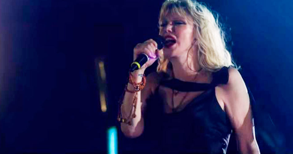 Vídeo: Courtney Love toca “Celebrity Skin” com mil músicos