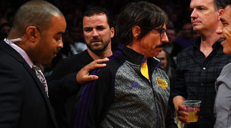 Anthony Kiedis é expulso de jogo do Los Angeles Lakers ao perder paciência com jogador do Houston Rockets