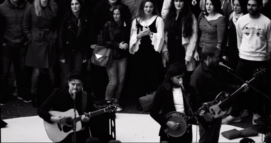 Mumford & Sons libera clipe gravado ao lado de fãs