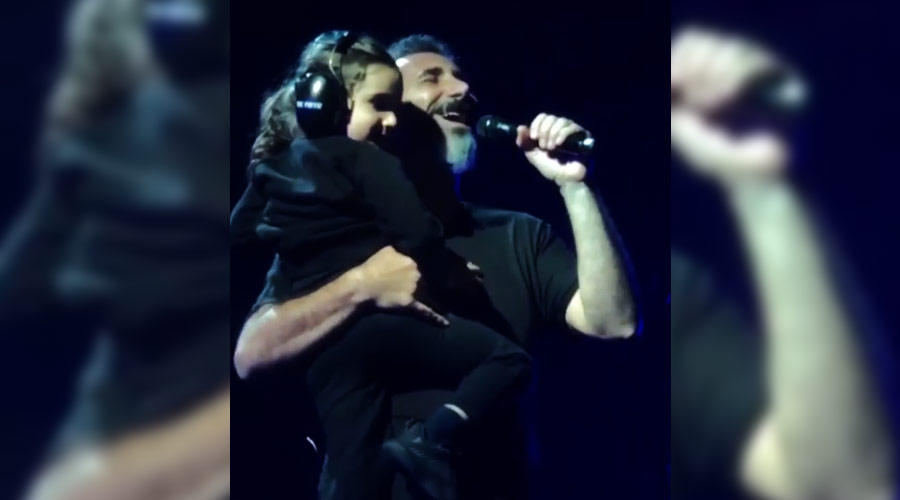 System of a Down: Serj Tankian canta com seu filho de 4 anos no colo