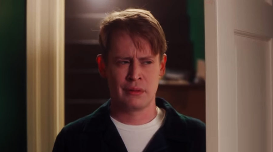 Beirando os 40 anos, Macaulay Culkin revive “Esqueceram de Mim” para o Google