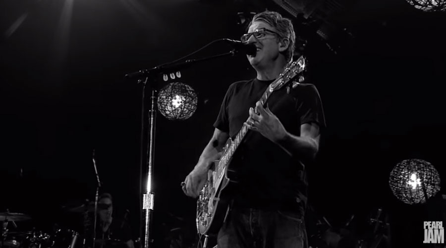 Stone Gossard assume posto de vocalista do Pearl Jam em novo vídeo da banda