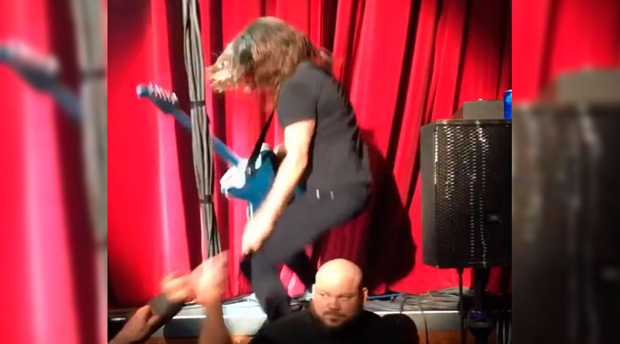 Dave Grohl faz graça e cai do palco em show do Foo Fighters