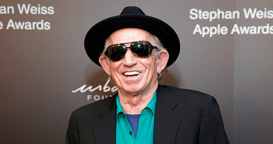 Depois de parar com as bebidas, Keith Richards luta contra o cigarro