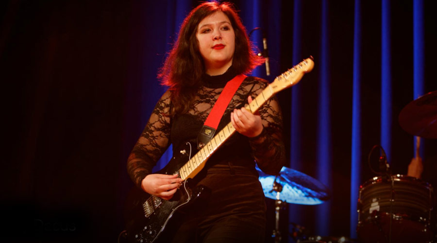 Lucy Dacus interpreta Carole King em “Home Again” e “It’s Too Late”