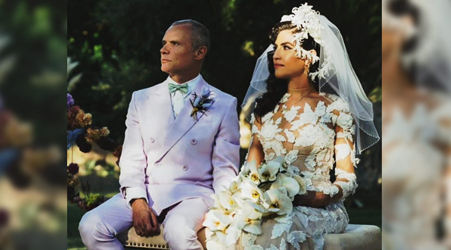 Flea, do Red Hot Chili Peppers, compartilha com fãs foto de seu casamento