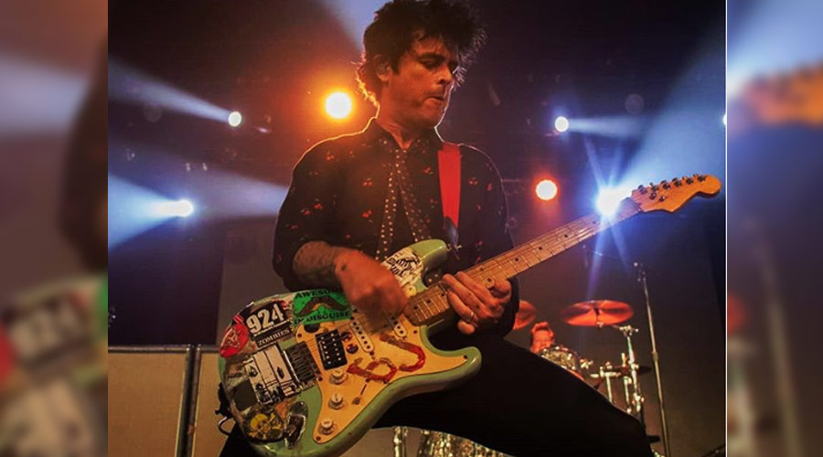 Veja performance especial do Green Day em evento do Super Bowl