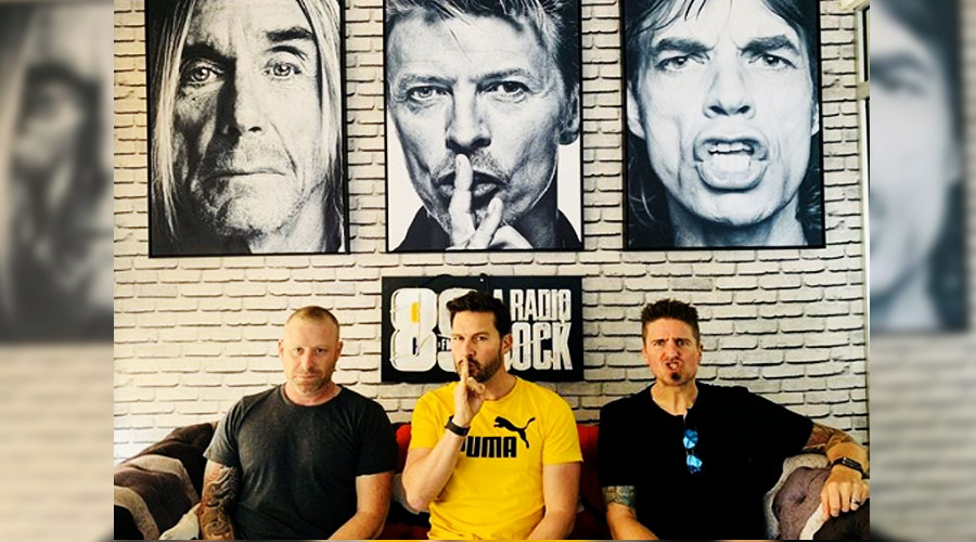 Em visita aos estúdios da 89, Nickelback aborda meme publicado por Donald Trump