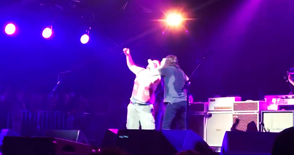 Dave Grohl toma cerveja no palco com Papai Noel