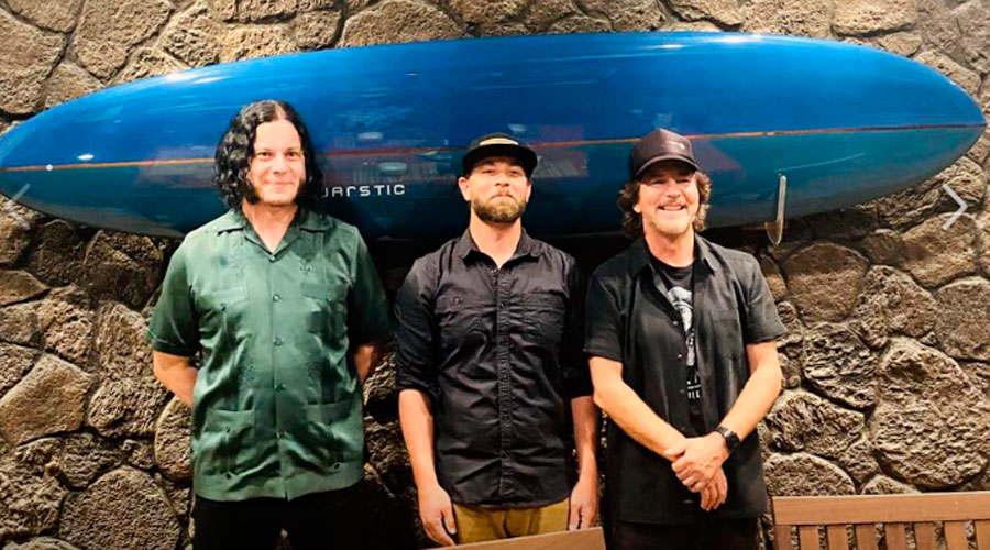 De visual novo, Eddie Vedder aparece junto de Jack White