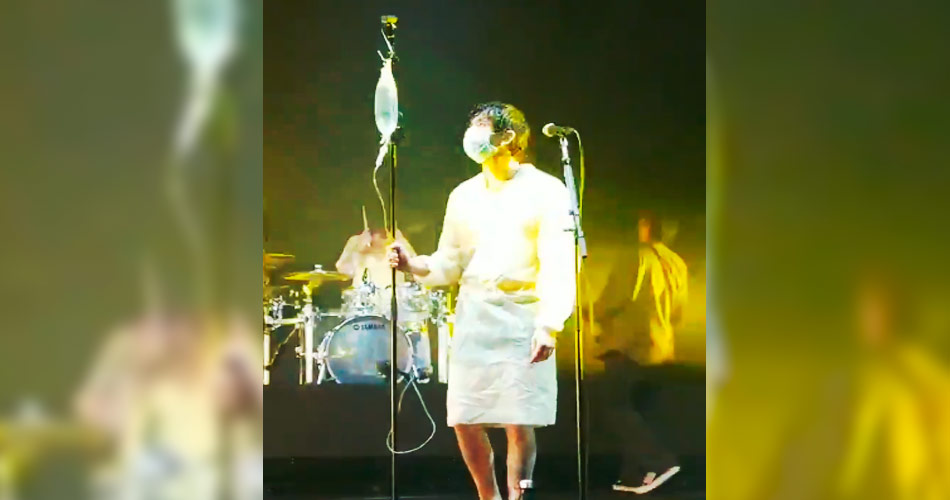 Numa referência ao Nirvana, Matty Healy, do The 1975, se apresenta com roupa de hospital