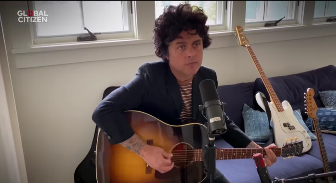 Veja performance acústica de Billie Joe Armstrong no #TogetherAthome