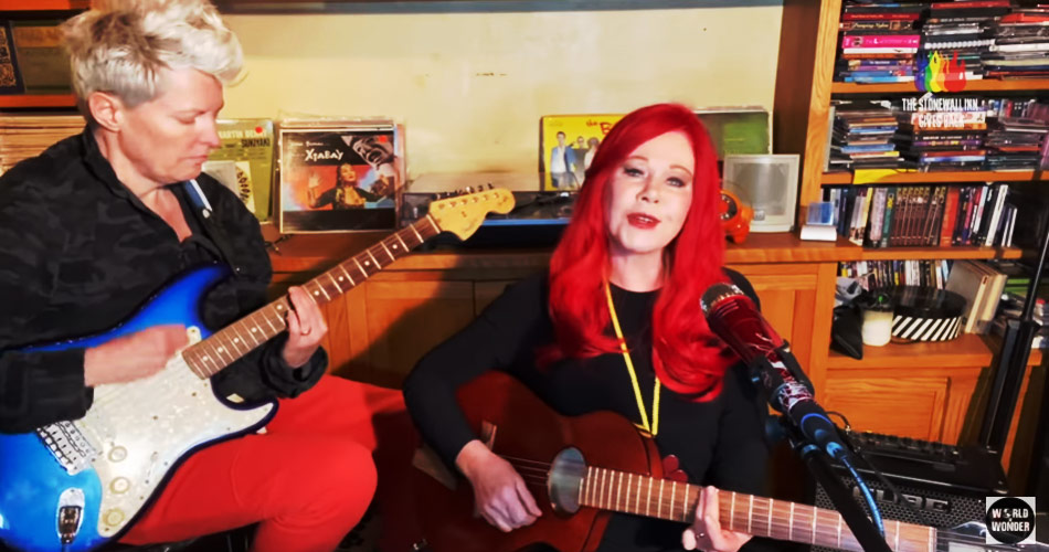 Kate Pierson brilha em evento on-line com versão intimista de “Roam”, do B-52’s