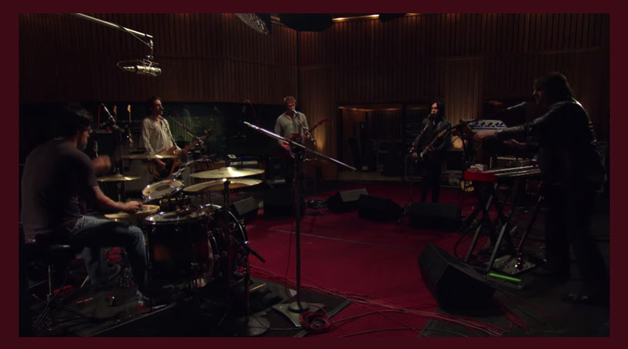 Queens Of The Stone Age: “From The Basement” libera performance de “Turning On The Screw”