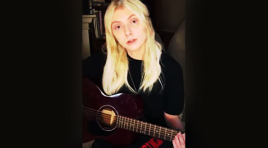 Taylor Momsen, do The Pretty Reckless, canta clássico de Nick Lowe